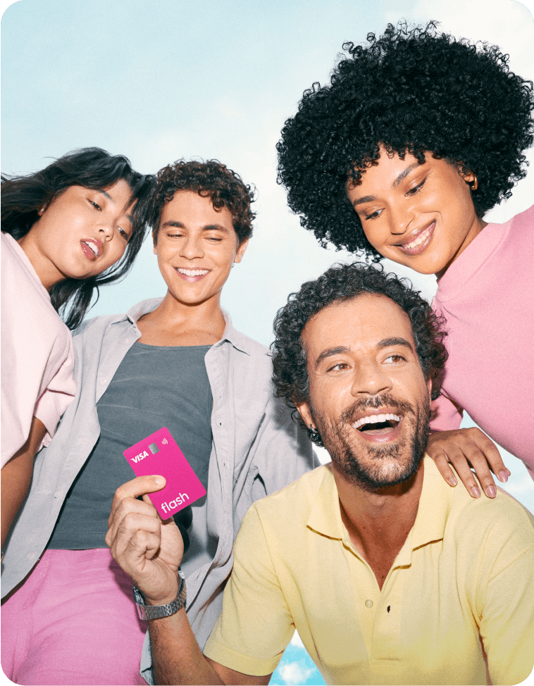 Grupo diverso de quatro colaboradores sorri e celebra junto ao ar livre.
