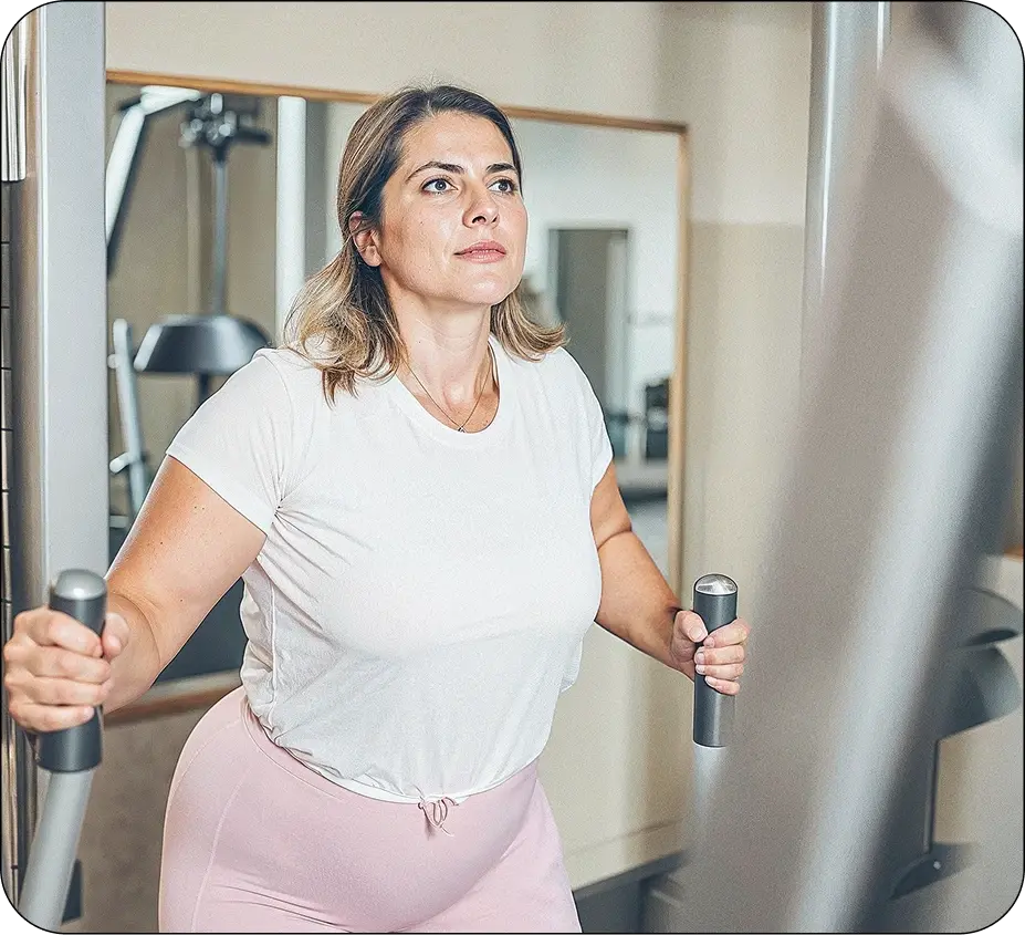 mulher-treinando-academia